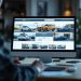 Interface sobre de site d’annonces automobiles montrant plusieurs voitures d’occasion, éclairage naturel et ambiance journalistique en contexte européen 2026.