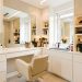 Espace de coiffage moderne et lumineux avec fauteuil de salon, grand miroir, rangements intégrés et outils professionnels soigneusement organisés.