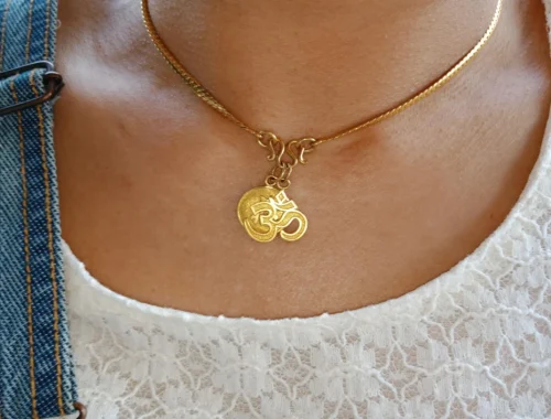 Le pendentif redevient-il la pièce maîtresse du cou ?