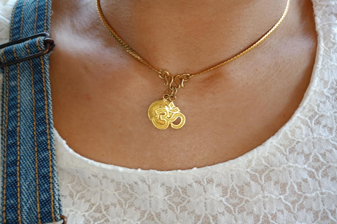 Le pendentif redevient-il la pièce maîtresse du cou ?