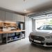 Garage attenant moderne et parfaitement rangé, avec rangements muraux, établi, outils organisés et voiture propre dans une ambiance lumineuse et sécurisée.