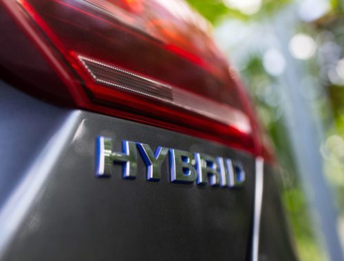 Gros plan sur le badge d’une voiture.